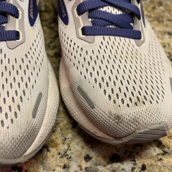 Women’s Brooks running shoes - Picture 2 of 6